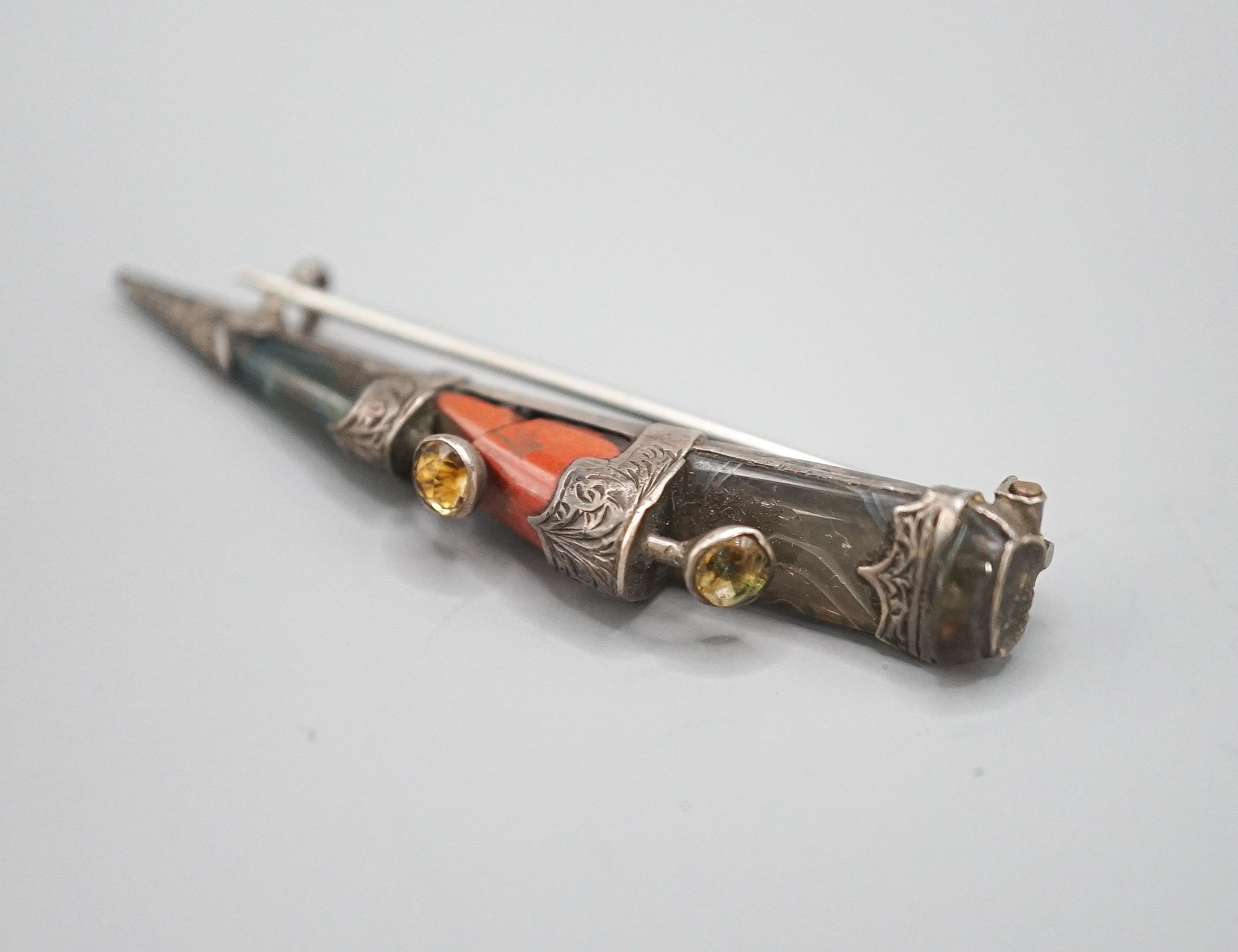 A Victorian Scottish silver and agate dirk brooch, (a.f.), 57mm.